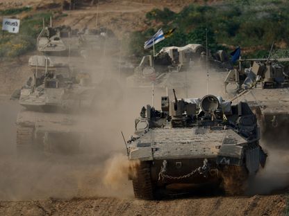 مركبات عسكرية تابعة للجيش الإسرائيلي وهي عائدة من قطاع غزة. 26 فبراير 2024 - Reuters
