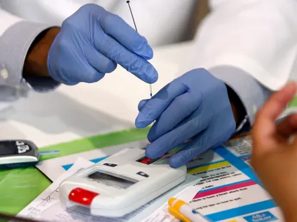 مساعد طبي يستخدم جهازاً يقيس نسبة الكوليسترول خلال فحص في دالاس بولاية تكساس في الولايات المتحدة. 6 أغسطس 2009 - Reuters