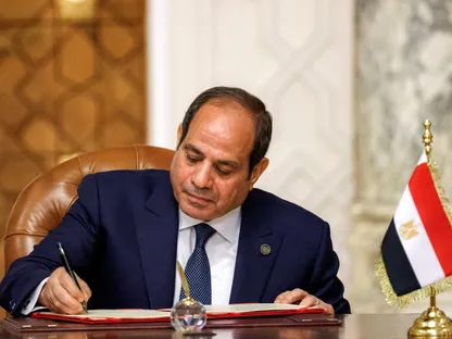 الرئيس المصري عبد الفتاح السيسي يوقع وثيقة في القصر الرئاسي بالقاهرة. 7 أبريل 2025 - Reuters