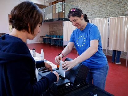 امرأة تدلي بصوتها في الانتخابات الأوروبية بمركز اقتراع في بروكسل. 9 يونيو 2024 - AFP