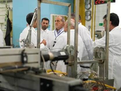 الرئيس الإيراني مسعود بيزشكيان يزور منظمة الطاقة الذرية الإيرانية في طهران. 2 نوفمبر 2025 - Reuters