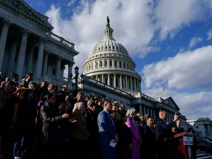 زعيم الأقلية الديمقراطية في مجلس النواب الأميركي حكيم جيفريز مع زملائه الديمقراطيين على درجات مبنى الكابيتول الأميركي في واشنطن العاصمة بالولايات المتحدة. 12 نوفمبر 2025 - REUTERS