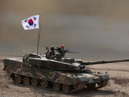 دبابة كورية جنوبية من طراز "K1E1" تشارك في مناورة مشتركة مع القوات الأميركية في مقاطعة جيونج جي. 20 مارس 2024 - Reuters