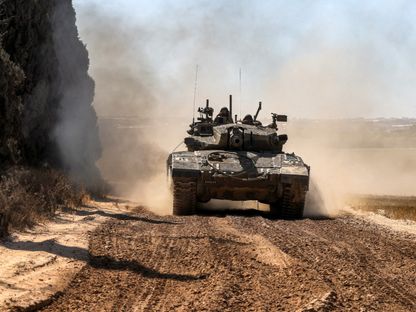دبابات تابعة للجيش الإسرائيلي تتحرك على طول الحدود مع قطاع غزة، فلسطين. 7 مايو 2024 - AFP