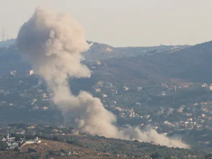 تصاعد الدخان من كفركلا في لبنان وسط اشتباكات عبر الحدود بين حزب الله والقوات الإسرائيلية. لبنان 6 أغسطس 2024 - Reuters