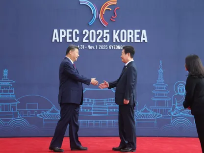 الرئيس الصيني شي جين بينج يصافح رئيس كوريا الجنوبية لي جاي ميونج خلال "قمة أبيك". 31 أكتوبر 2025 - Reuters