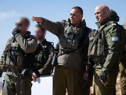 رئيس الأركان الإسرائيلي إيال زامير رفقة قادة عسكريين آخرين في موقع تحت السيطرة الإسرائيلية داخل الأراضي السورية- 20 أبريل 2025 - Twitter/@AvichayAdraee