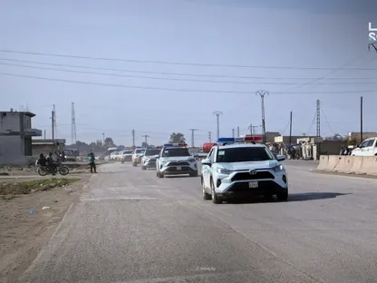 رتل لقوى الضابطة في المنصورة بريف الرقة يتجه إلى دير الزور. سوريا في 21 يناير 2026 - @Sana__gov