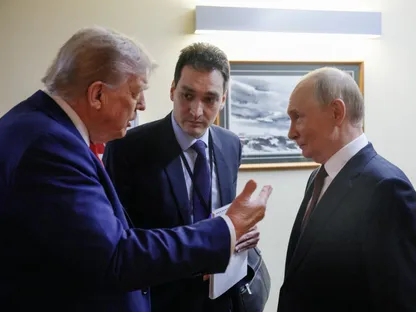 الرئيس الأميركي دونالد ترمب يتحدث إلى نظيره الروسي فلاديمير بوتين عبر مترجم في أنكوريج بولاية ألاسكا الأميركية. 15 أغسطس 2025 - Reuters