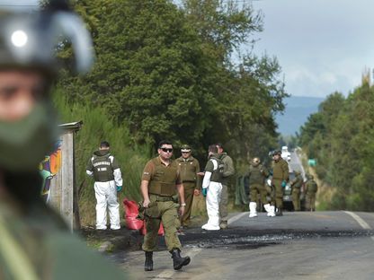 أفراد من الشرطة التشيلية يعملون في الموقع الذي قُتل فيه ثلاثة من رجال الشرطة في منطقة بيوبيو. 27 أبريل 2024 - AFP