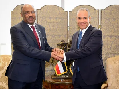وزيرا خارجية مصر والسودان يبحثان تعزيز التعاون وملف مياه النيل