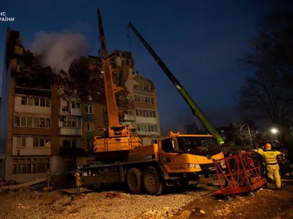 رجال إنقاذ يعملون في موقع مبنى سكني تعرض لضربة صاروخية روسية في مدينة ترنوبل بأوكرانيا. 19 نوفمبر 2025 - Reuters