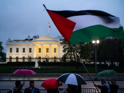 محتجون يلوحون بالعلم الفلسطيني أمام البيت الأبيض للمطالبة بوقف إطلاق النار في قطاع غزة. 2 أبريل 2024 - AFP