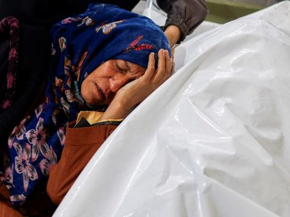 سيدة فلسطينية تبكي أمام جثمان أحد أفراد أسرتها بعدما قتلته غارات إسرائيلية في رفح جنوب قطاعغ غزة. 8 مايو 2024 - Reuters