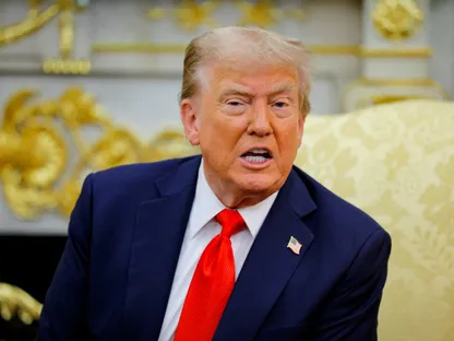 الرئيس الأميركي دونالد ترمب في أثناء لقائه مع الرئيس البولندي كارول ناوروكي بالبيت الأبيض في واشنطن العاصمة، الولايات المتحدة. 3 سبتمبر 2025 - REUTERS