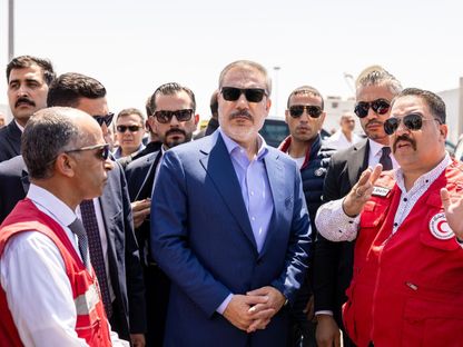 وزير خارجية تركيا هاكان فيدان يستمع إلى شرح من ممثلين لجمعية الهلال الأحمر المصري قرب الحدود مع غزة 4 أغسطس 2024 - Arab World Press (AWP)
