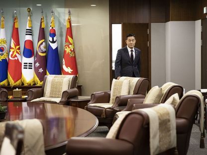 وزير الدفاع الكوري الجنوبي شين وون سيك يصل لإجراء مقابلة في مكتبه بالوزارة في سول. 14 يونيو 2024. - Bloomberg