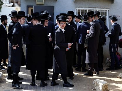 يهود متشددون حريديم يصطفون في مكتب تجنيد إسرائيلي لمعالجة إعفائهم من الخدمة العسكرية الإلزامية بقاعدة تجنيد في كريات أونو بإسرائيل. 28 مارس 2024 - Reuters