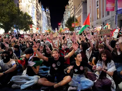 متظاهرون يشاركون في مظاهرة دعماً للفلسطينيين وتنديداً باعتراض القوات الإسرائيلية سفن أسطول الصمود العالمي التي كانت تسعى للوصول إلى غزة وكسر الحصار البحري الذي تفرضه إسرائيل، في مدريد، إسبانيا، في 4 أكتوبر 2025. - REUTERS
