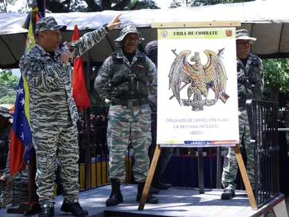 أعضاء من الميليشيا البوليفارية يشاركون في تدريبات عسكرية وسط تصاعد التوترات مع الولايات المتحدة، في ناجواناجوا في فنزويلا. 4 أكتوبر 2025 - REUTERS