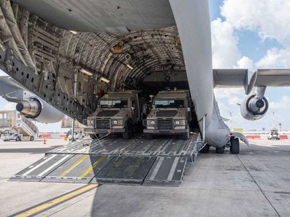 طائرة شحن عسكرية أميركية تحمل سيارات مدرعة ضمن مساعدات عسكرية أميركية عاجلة لإسرائيل في مطار في تل أبيب. 19 أكتوبر 2023 - AFP