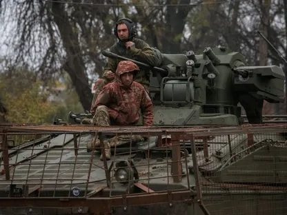 جنود أوكرانيون على خط المواجهة مع القوات الروسية في منطقة دونيتسك شرقي أوكرانيا. 21 أكتوبر 2025 - Reuters