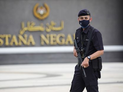 رجل شرطة خارج القصر الوطني في كوالالمبور بماليزيا. 16 أغسطس 2021 - REUTERS