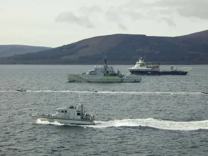 قوارب مسيرة يمكن التحكم فيها عن بعد من مسافة تصل إلى 500 ميل حول السفينة الحربية HMS Tyne قبالة سواحل اسكتلندا - Navylookout