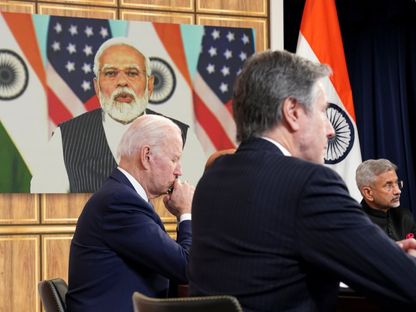 الرئيس الأميركي جو بايدن مع وزير الخارجية أنتوني بلينكن في البيت الأبيض بواشنطن يعقدان مؤتمراً عبر الفيديو مع رئيس الوزراء الهندي ناريندرا مودي. 11 أبريل 2022 - Reuters