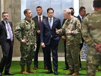 وزير الخارجية الأميركي ماركو روبيو يزور مركز التنسيق المدني العسكري الخاص بمراقبة وقف إطلاق النار في غزة، جنوب إسرائيل. 24 أكتوبر 2025 - REUTERS