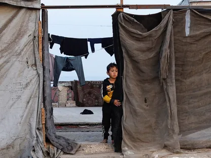 طفل فلسطيني يقف أمام خيام تؤوي نازحين في النصيرات وسط قطاع غزة. 6 نوفمبر 2025 - رويترز
