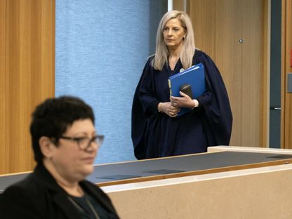 نائبة رئيس الطب الشرعي بريجيت ويندلي (على اليمين) تصل إلى افتتاح تحقيق في مذبحة كرايست تشيرش التي وقعت في 2019، نيوزيلندا. 24 أكتوبر 2023 - AFP