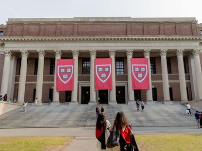 طلاب جامعة هارفارد في حرم جامعة هارفارد في كامبريدج، ماساتشوستس، الولايات المتحدة الأميركية، الأربعاء، 4 يونيو 2025 - Bloomberg