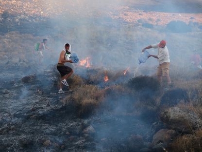 محاوات للسيطرة على حرائق غابات في إزمير بتركيا. 3 يوليو 2025 - REUTERS