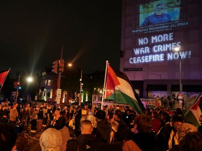 أشخاص يتظاهرون دعماً للفلسطينيين في غزة خلال احتجاج بالقرب من العشاء السنوي لجمعية مراسلي البيت الأبيض في واشنطن بالولايات المتحدة. 27 أبريل 2024 - Reuters