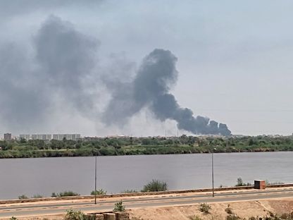 أعمدة دخان تتصاعد في أم درمان بولاية الخرطوم في السودان. 18 يوليو 2023 - AFP