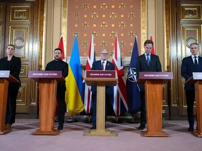 رئيس وزراء هولندا ديك شوف والأمين العام لحلف شمال الأطلسي مارك روته ورئيس وزراء بريطانيا كير ستارمر والرئيس الأوكراني فولوديمير زيلينسكي ورئيسة وزراء الدنمارك ميتي فريدريكسن يتحدثون إلى وسائل الإعلام بعد اجتماع تحالف الراغبين في لندن. 24 أكتوبر 2025 - رويترز