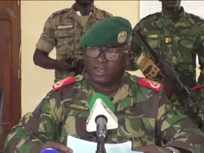 دينيس نتشاما المتحدث باسم القيادة العسكرية العليا في غينيا بيساو يلقي خطاباً في العاصمة بيساو. 26 نوفمبر 2025 - REUTERS