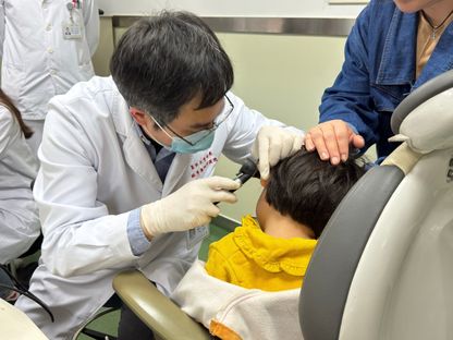 الصين.. علاج جيني جديد يعيد السمع للأطفال المصابين بالصمم