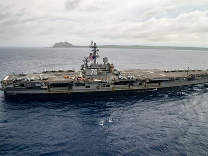 حاملة الطائرات الأميركية "يو إس إس رونالد ريجان" تبحر بالقرب من جزيرة إيو التاريخية خلال عملية روتينية لدعم حرية الملاحة في منطقة المحيط الهندي والهادئ - 7 يونيو 2022 - Twitter.com/Gipper_76