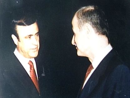رفعت الأسد إلى جانب أخيه الرئيس السوري السابق حافظ الأسد والد الرئيس الحالي بشار الأسد. لندن، بريطانيا. 1 يناير 1986 - AFP