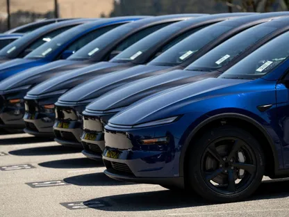سيارات تسلا Model Y بأحد معارض البيع في كاليفورنيا. 1 يوليو 2025 - Bloomberg