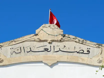 العلم التونسي فوق مبنى قصر العدل في تونس العاصمة،. 13 مايو 2024 - Reuters