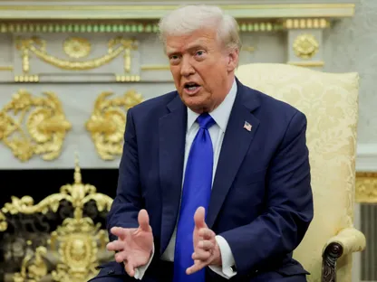 الرئيس الأميركي دونالد ترمب خلال لقاء رئيس الوزراء الكندي مارك كارني (غير ظاهر في الصورة) في المكتب البيضاوي بالبيت الأبيض، واشنطن العاصمة، الولايات المتحدة. 7 أكتوبر2025 - Reuters