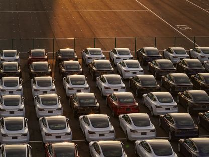 سيارات شركة Tesla Inc في ساحة انتظار السيارات بعد وصولها إلى ميناء في يوكوهاما، اليابان- 14 فبراير 2022 - Bloomberg