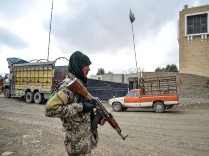 عنصر من حركة طالبان عند الحدود الأفغانية الباكستانية في سبين بولداك. 12 ديسمبر 2022 - AFP