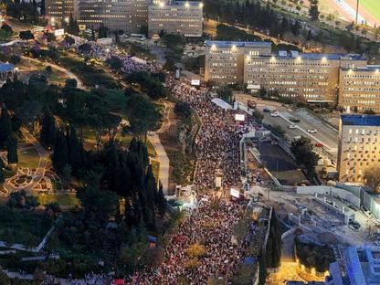 صورة جوية تظهر تظاهرات حاشدة تتجه نحو "الكنيست" الإسرائيلي للمطالبة برحيل رئيس الوزراء بنيامين نتنياهو. 31 مارس 2024 - Reuters