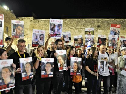 عائلات وأقارب إسرائيليين تحتجزهم "حماس" يجتمعون في تل أبيب. 9 نوفمبر 2023 - AFP