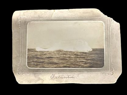 صورة الجبل الجليدي الذي أغرق سفينة "تايتانيك". 17 أبريل 1912. - bid.henryaldridge.com