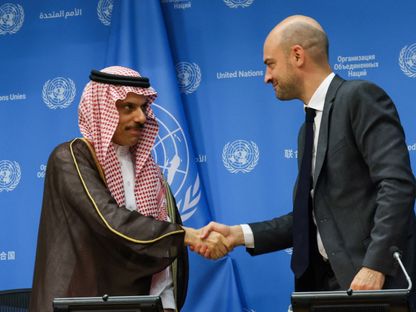 وزير الخارجية السعودي الأمير فيصل بن فرحان يصافح نظيره الفرنسي جان نويل بارو خلال مؤتمر صحافي على هامش مؤتمر حل الدولتين، نيويورك، 28 يوليو 2025 - REUTERS